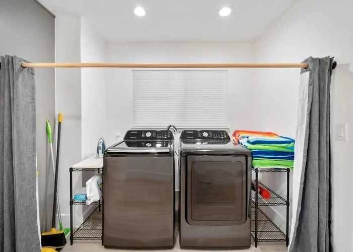 Heart Of Uptown Retreat Estate With Views And Hot Tubs Holiday home *
