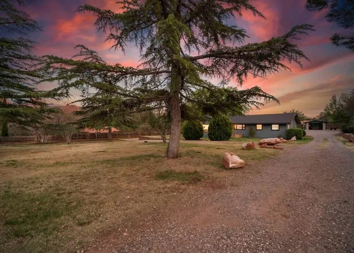 Heart Of Uptown Retreat Estate With Views And Hot Tubs Holiday home