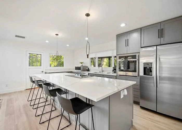 Holiday home Heart Of Uptown Retreat Estate With Views And Hot Tubs