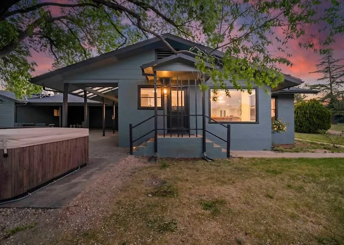 Heart Of Uptown Retreat Estate With Views And Hot Tubs Holiday home *
