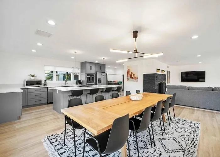Heart Of Uptown Retreat Estate With Views And Hot Tubs Holiday home