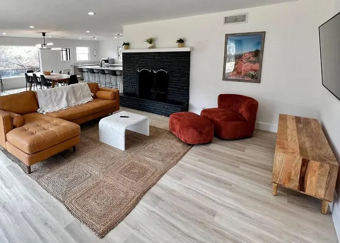 Heart Of Uptown Retreat Estate With Views And Hot Tubs Holiday home *